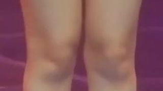 Rindamos todos homenaje a las sexys piernas de la diosa Jennie